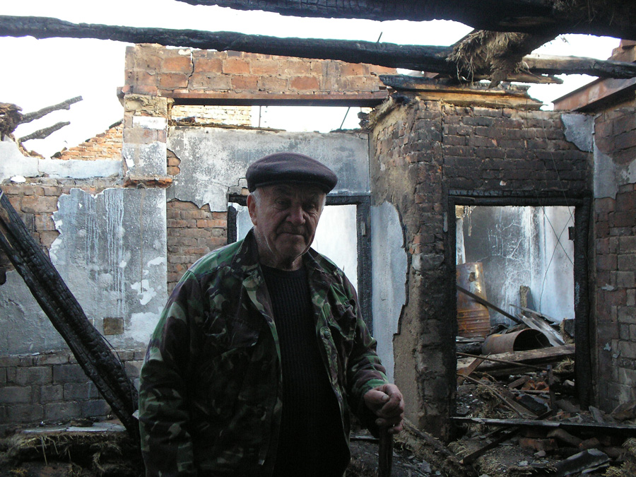 В будинку Григорія Ковальчука чорно — все згоріло. Фото автора